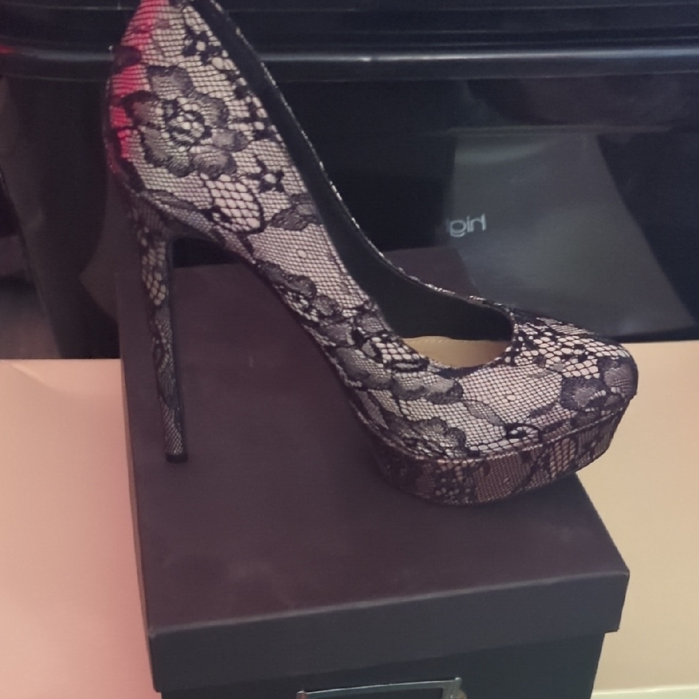 Elegant Lace Platform Heels - Black and Red